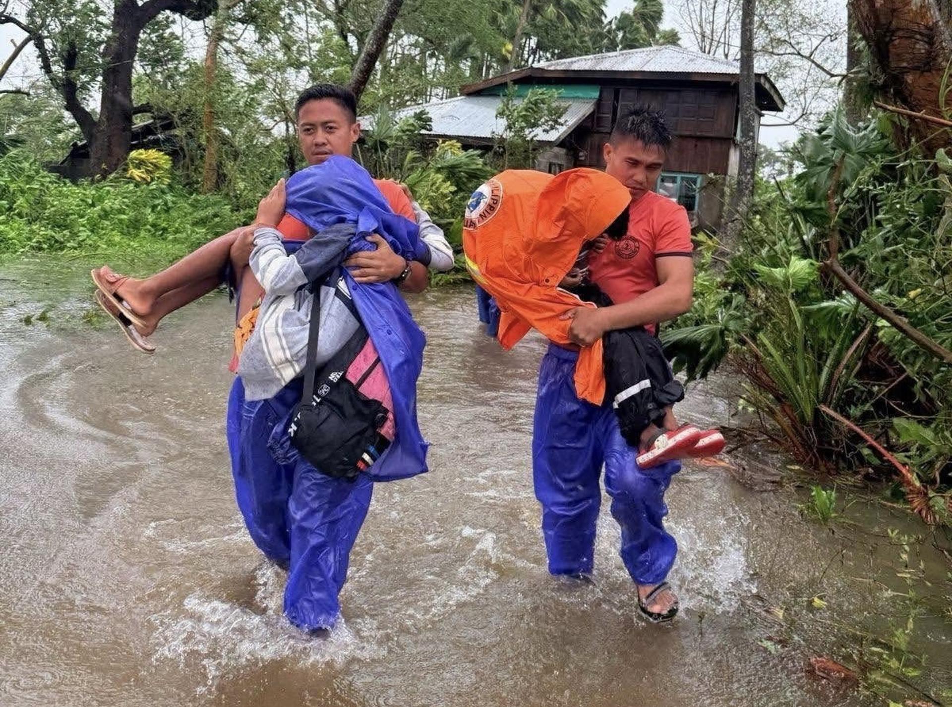 SANTA ANA (Philippines), 23/09/2025.- A handout photo made available by the Philippine Coast Guard (PCG) shows coastguard personnel carrying victims during a rescue mission in Santa Ana, Cagayan province, Philippines, 22 September 2025 (issued on 23 September 2025). The Philippines’ state weather bureau said that Super Typhoon Ragasa passed the northern Luzon island that brought widespread flooding, landslides, and damage to homes and infrastructure across the affected region. (Filipinas) EFE/EPA/PCG / HO HANDOUT HANDOUT EDITORIAL USE ONLY/NO SALESHANDOUT EDITORIAL USE ONLY/NO SALES
