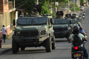 Vehículos blindados del Ejército patrullan las calles del barrio Siloé este jueves, en Cali (Colombia). EFE/ Ernesto Guzman Jr