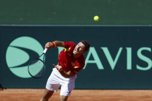 El tenista español Pablo Carreño devuelve la bola al danés Holger Rune en el partido de la segunda ronda clasificatoria de la Copa Davis, este sábado en el club de tenis Puente Romano en Marbella. EFE/ Jorge Zapata