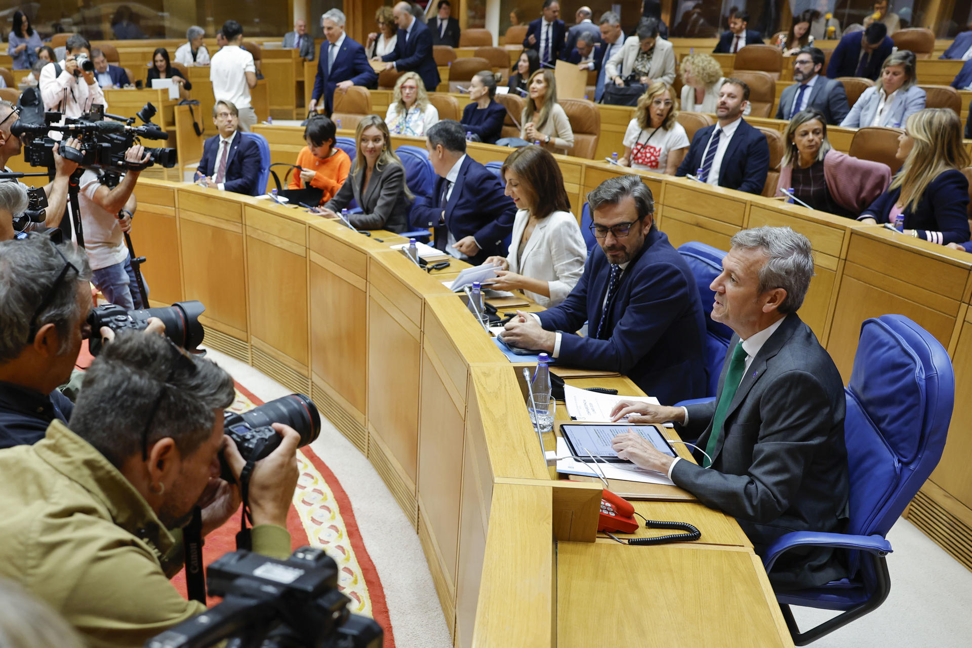 El presidente gallego, Alfonso Rueda (d) comparece sobre la ola de incendios en el Parlamento de Galicia, este martes en Santiago de Compostela. EFE/Lavandeira jr