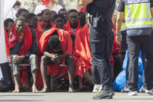 Imagen del pasado 24 de agosto cuando Salvamento Marítimo rescató a varias decenas de personas que iban a bordo de un cayuco al sur de Gran Canaria. En la imagen, llegada al puerto de Puerto de Arguineguín. EFE/Quique Curbelo