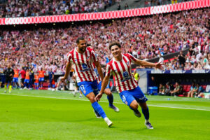 El delantero del Atlético de Madrid Julián Álvarez (d) celebra su gol, cuarto del equipo, durante el partido de LaLiga EA Sports entre el Real Madrid y el Atlético de Madrid, que se disputó en el estadio Riyadh Air Metropolitano este sábado. EFE/Borja Sánchez-Trillo