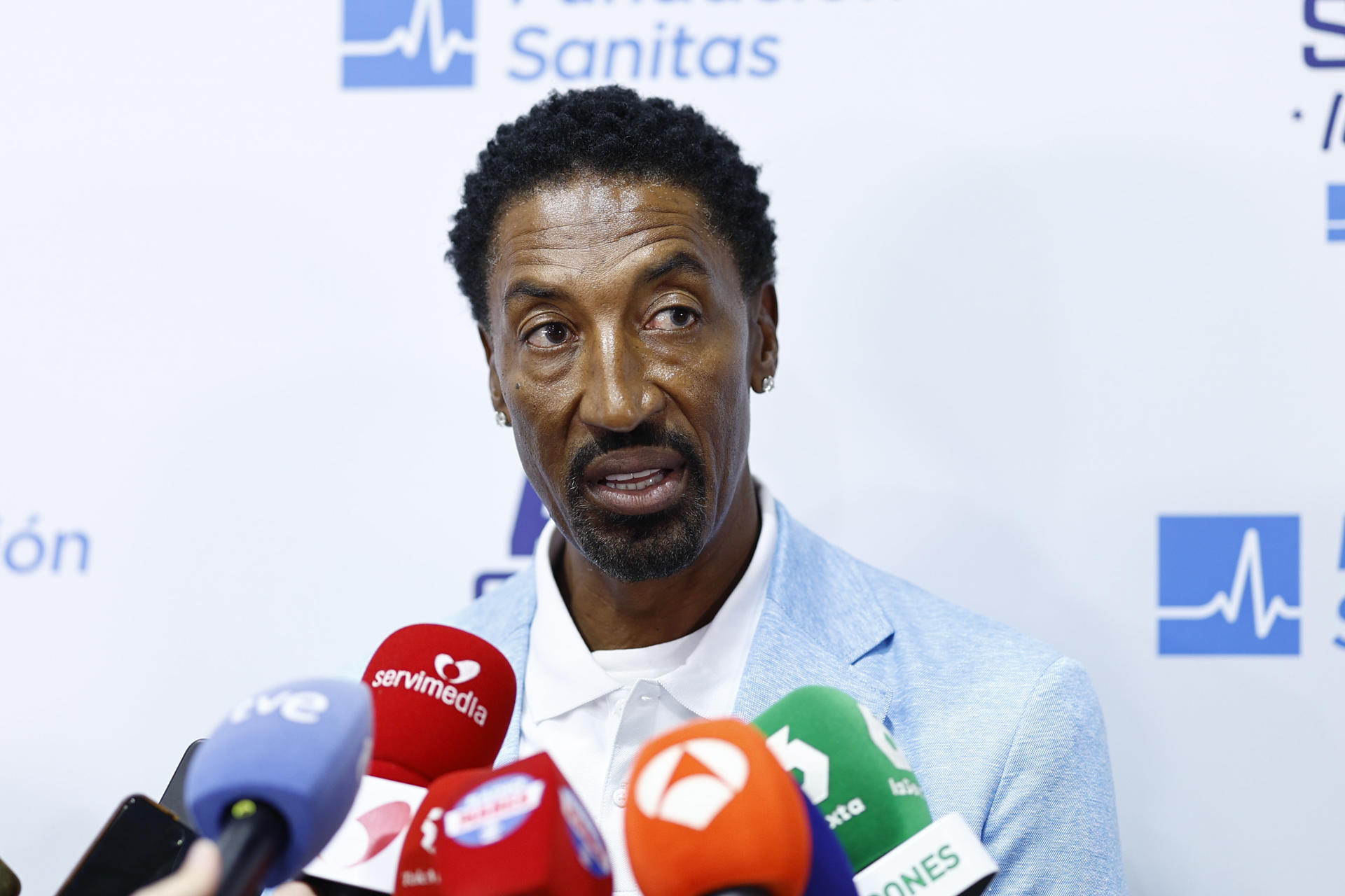 El exbaloncestista estadounidense Scottie Pippen atiende a la prensa durante el primer All Star Inclusivo de baloncesto, en el que jugadores a pie y en silla de ruedas compartirán equipo y cancha, este jueves en Madrid. EFE/ Rodrigo Jiménez
