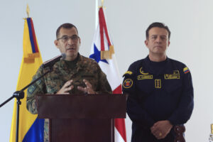 El comandante general de las Fuerzas Militares de Colombia, almirante Francisco Cubides (d), y el director general del Servicio Nacional de Fronteras (Senafront) de Panamá, Larry Solís Velásquez, asisten a una rueda de prensa este jueves, en Cartagena (Colombia). EFE/ Ricardo Maldonado Rozo