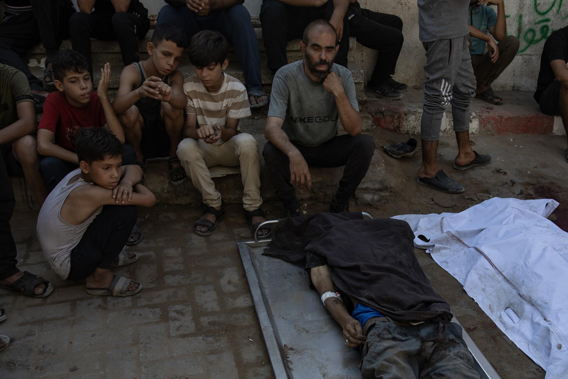 Fotografía del 7 de septiembre de 2025 que muestra a palestinos asesinados por el Ejército de Israel en la ciudad de Gaza. EFE/EPA/HAITHAM IMAD