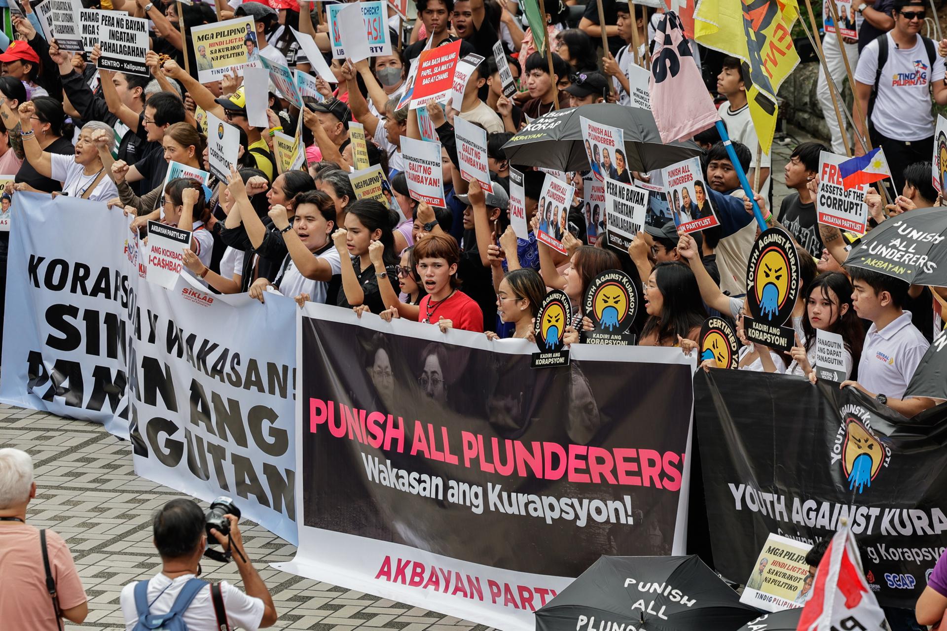 QUEZON CITY (Philippines), 11/09/2025.- Protesters hold a rally in opposition to all forms of corruption in government, at the Shrine of Mary, Queen of Peace (EDSA Shrine), in Quezon City, Metro Manila, Philippines, 11 September 2025. The head of the Department of Public Works and Highways (DPWH) on 11 September filed corruption complaints at the Office of the Ombudsman against some 20 DPWH officers and personnel and at least 4 private contractors in relation to alleged anomalous flood control infrastructure projects. The latest development comes following Congress legislative investigations that discovered alleged acts of corruption involving government officials and contractors. (Protestas, Filipinas) EFE/EPA/ROLEX DELA PENA
