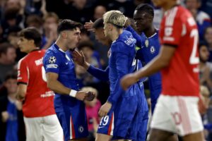 El jugador del Chelsea Pedro Neto (I) celebra un gol durante el partido de la UEFA Champions League que han jugado Chelsea FC y SL Benfica en Londres, Reino Unido, Londres) EFE/EPA/TOLGA AKMEN