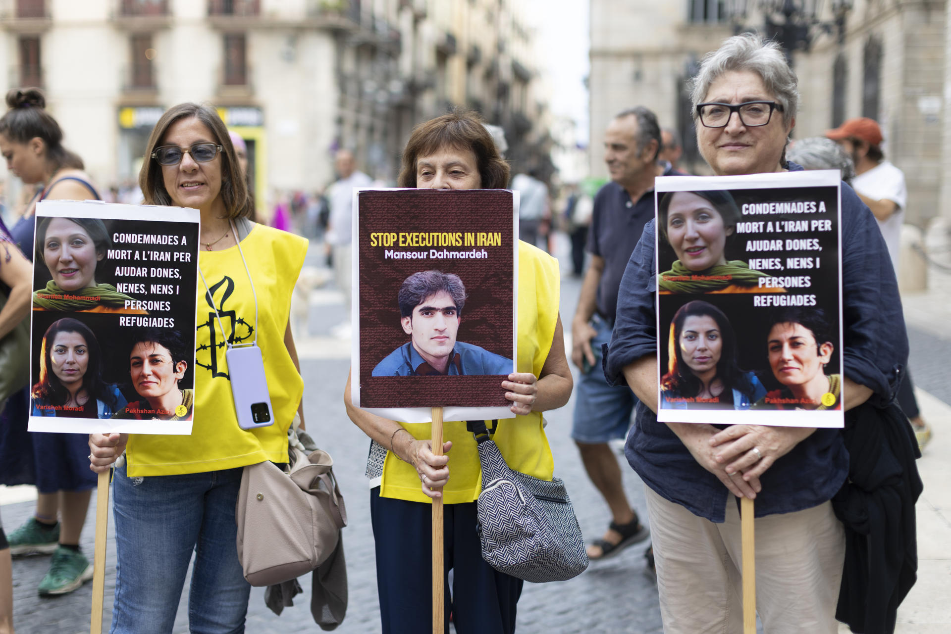 Varias mujeres participan en la concentración 'Mujer, Vida y Libertad' para defender los derechos de la mujer y en contra de las ejecuciones en Irán, y conmemorar los tres años del asesinato de Mahsa Jina Amini a manos del régimen iraní, este domingo en Barcelona. EFE/Marta Pérez