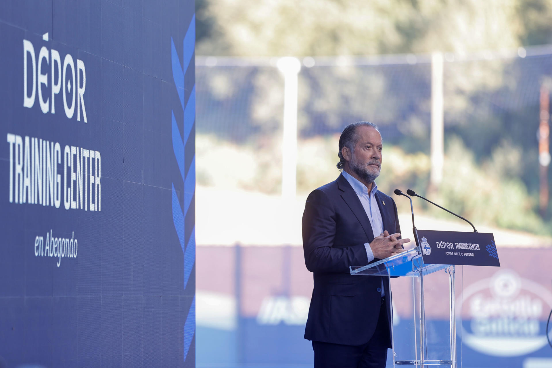 El presidente de Abanca y del Deportivo, Juan Carlos Escotet, interviene durante la presentación oficial del Depor Training Center. EFE/Cabalar
