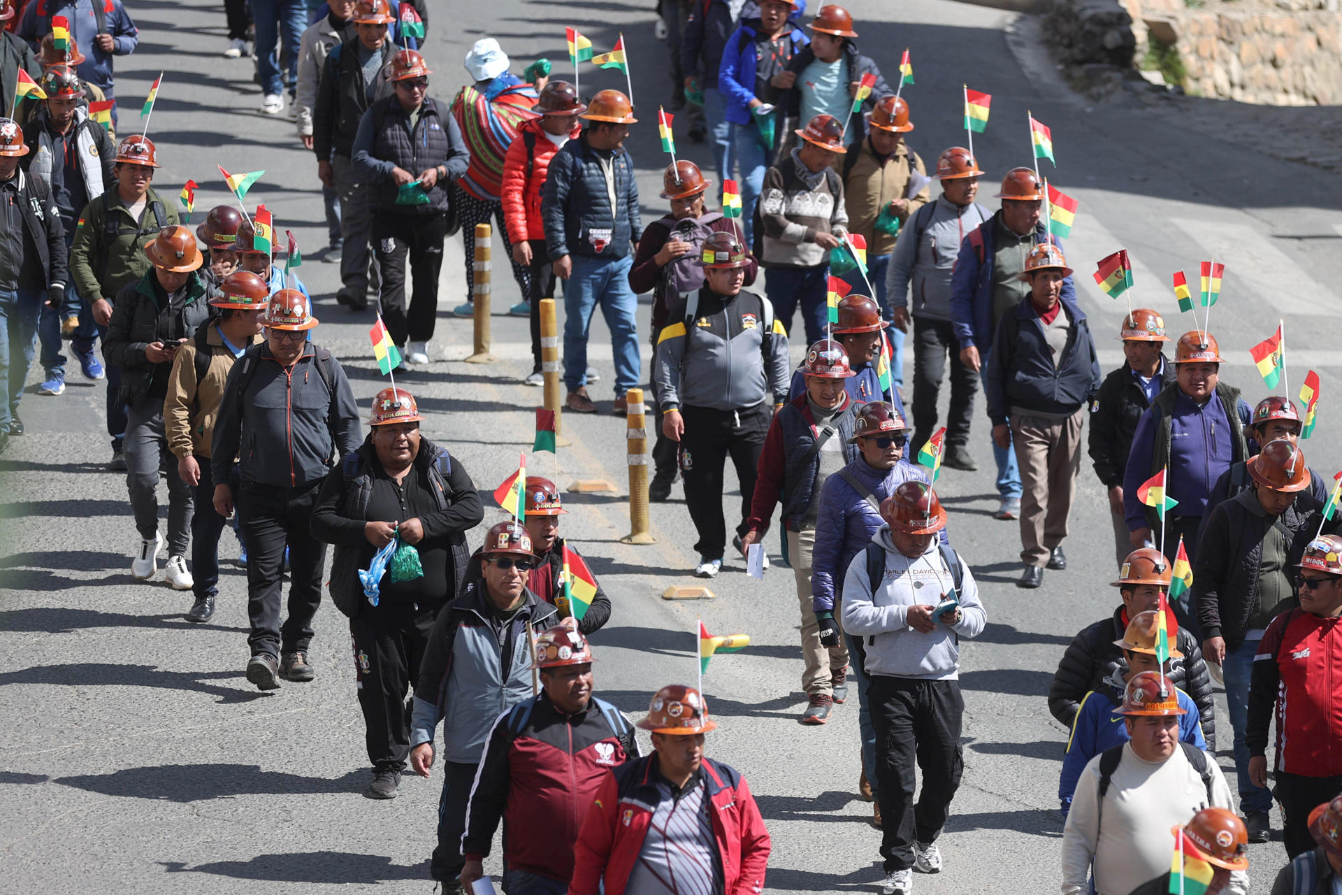 Mineros participan en una manifestación este jueves, en La Paz (Bolivia). EFE/ Luis Gandarillas
