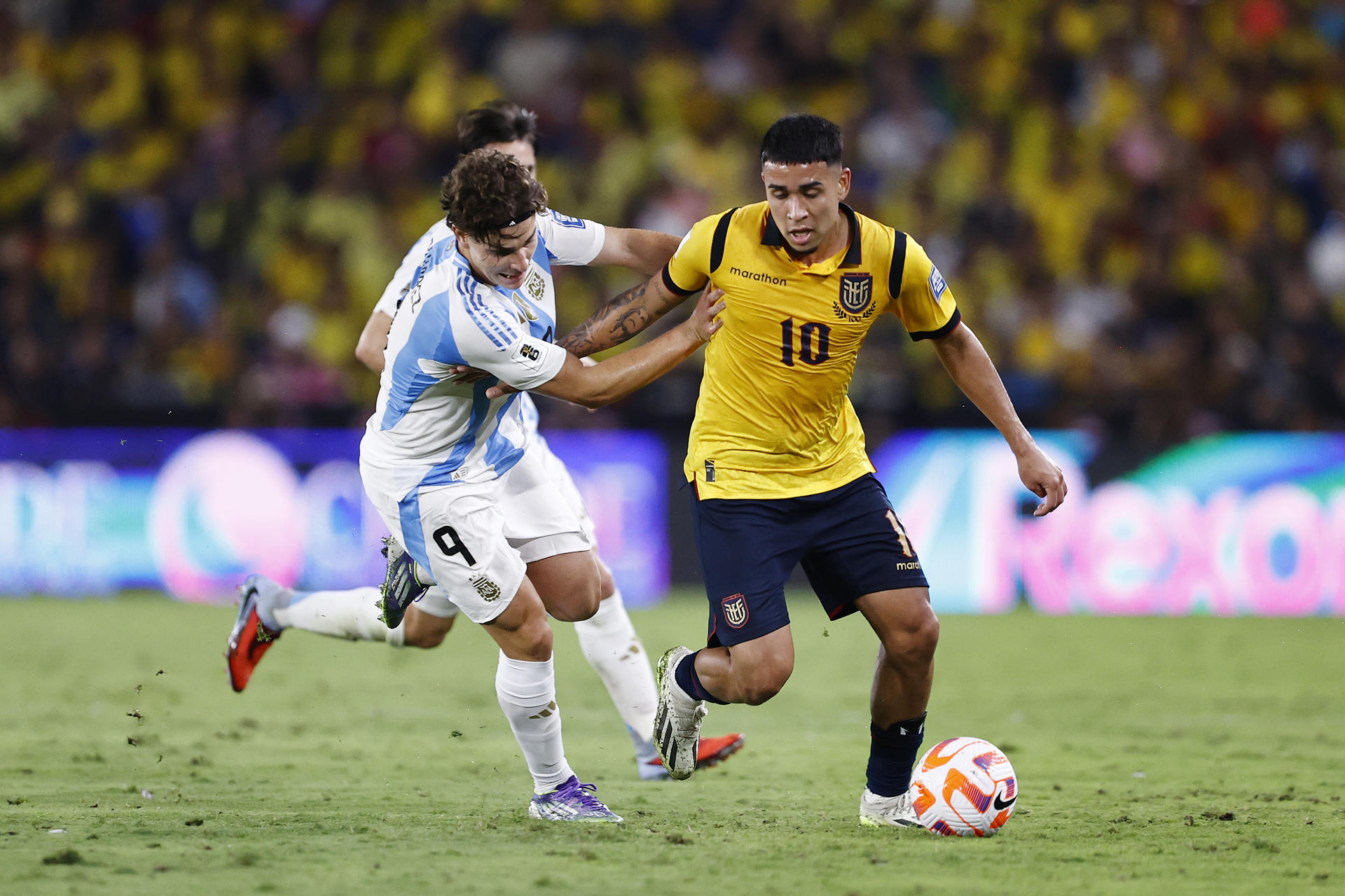 Kendry Páez (10), de Ecuador, disputa el balón con Julián Álvarez (9), de Argentina, este martes en un partido de la última fecha de las eliminatorias sudamericanas al Mundial de 2026. EFE/ José Jácome