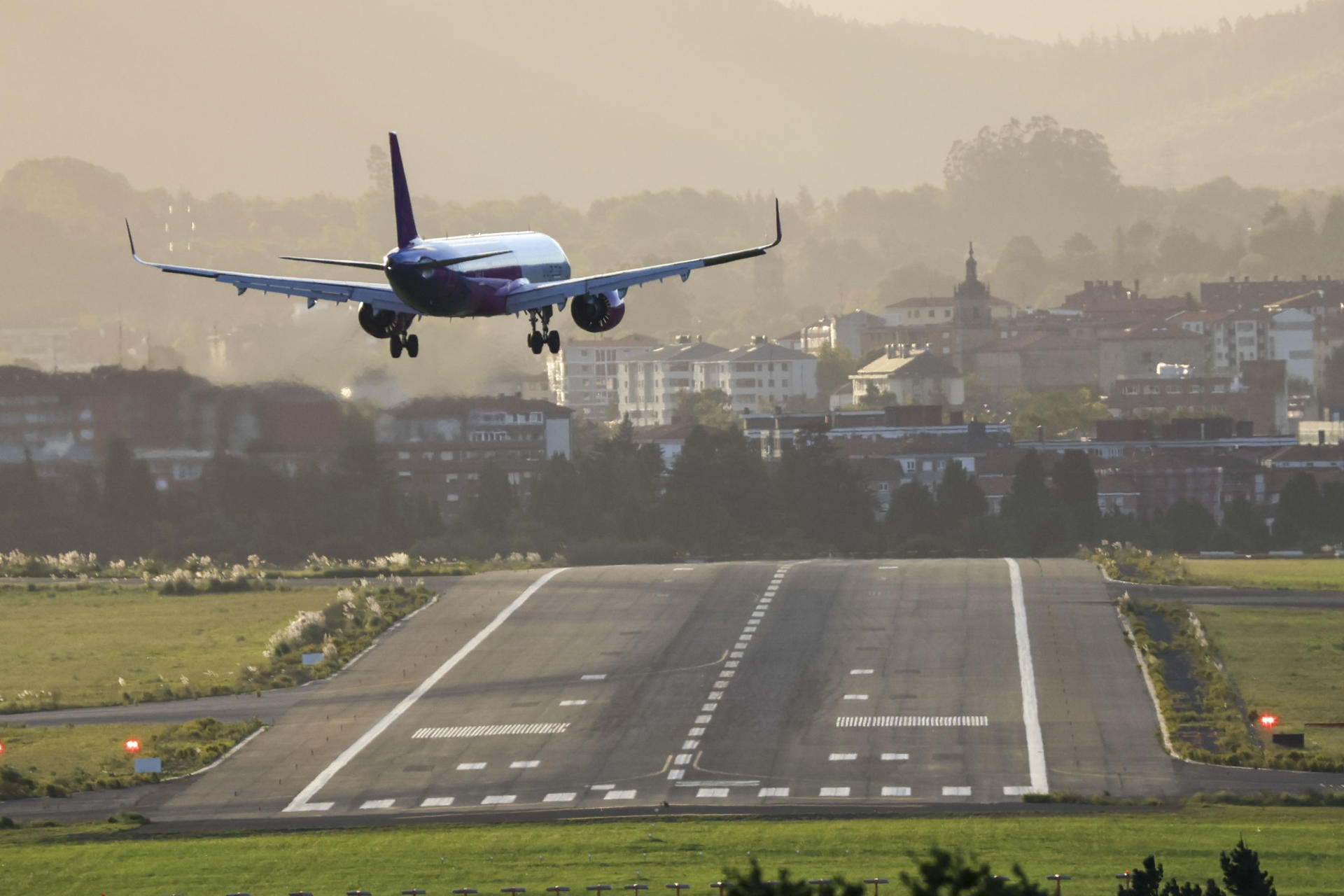 Imagen de archivo de un avión durante las maniobras de aproximación a pista en el aeropuerto de Bilbao. EFE/Luis Tejido