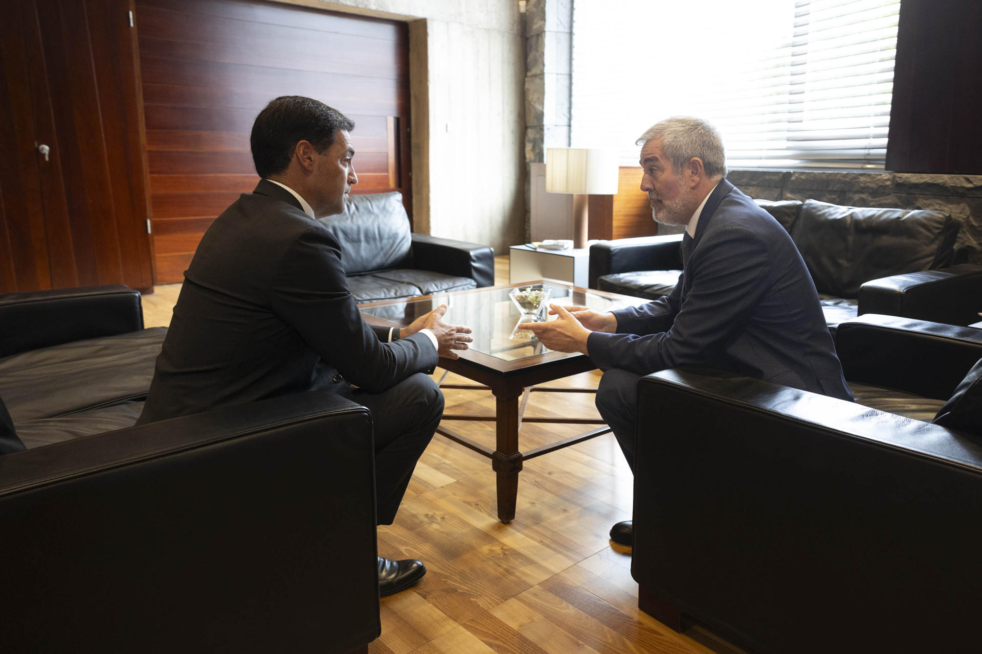 El lehendakari, Imanol Pradales (izda), y el presidente de Canarias, Fernando Clavijo, han firmado este jueves en Tenerife un convenio de colaboración entre las dos comunidades autónomas en materia de investigación, desarrollo e innovación. EFE/Miguel Barreto 
C
Recepción al lehendakari, Imanol Pradales, por parte del presidente de Canarias, Fernando Clavijo, en la sede de Presidencia del Gobierno de Canarias.
