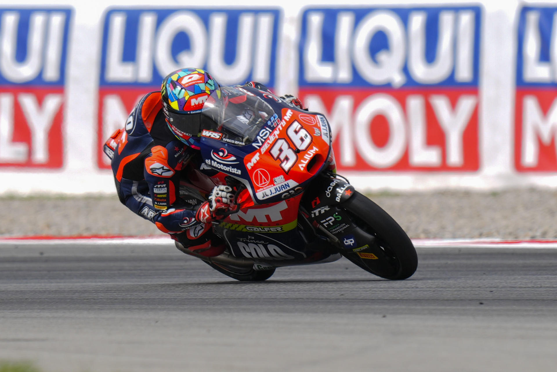 El piloto español de Moto3 Ánel Piqueras celebra su victoria en el Gran Premio de Cataluña, que se disputa en el circuito de Barcelona-Cataluña en Montmeló. EFE/ Siu Wu