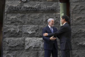 El lehendakari, Imanol Pradales, (d) y el presidente de Canarias, Fernando Clavijo,(i) se han firmado este jueves en Tenerife un convenio de colaboración entre las dos comunidades autónomas en materia de investigación, desarrollo e innovación. EFE/Miguel Barreto 
C
Recepción al lehendakari, Imanol Pradales, por parte del presidente de Canarias, Fernando Clavijo, en la sede de Presidencia del Gobierno de Canarias.