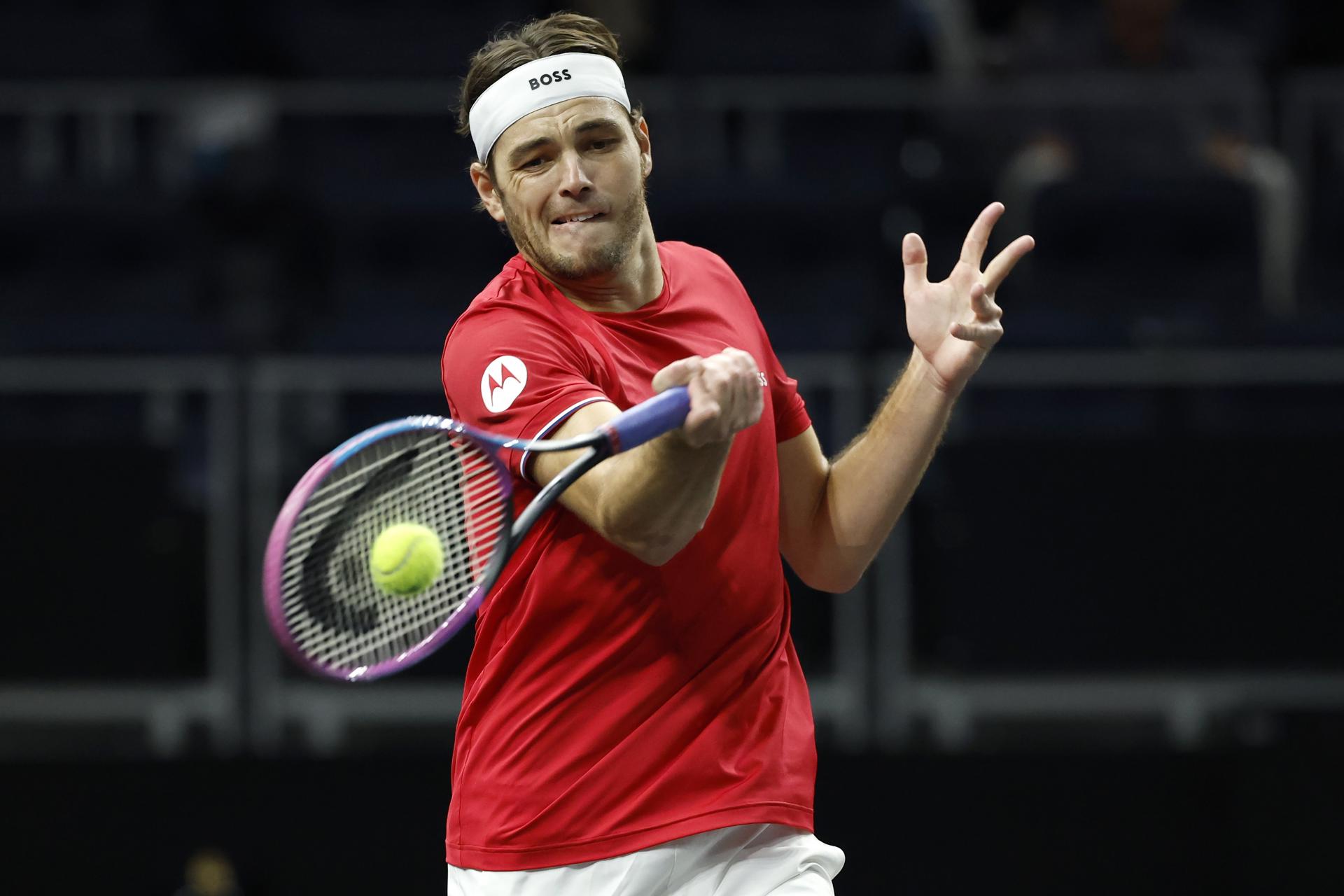 El estadounidense Taylor Fritz, del equipo Mundo, en acción contra el alemán Alexander Zverev, del equipo Europa, durante el partido 12 de individuales de la Copa Laver de tenis en San Francisco, California (EE.UU.). EFE/JOHN G. MABANGLO