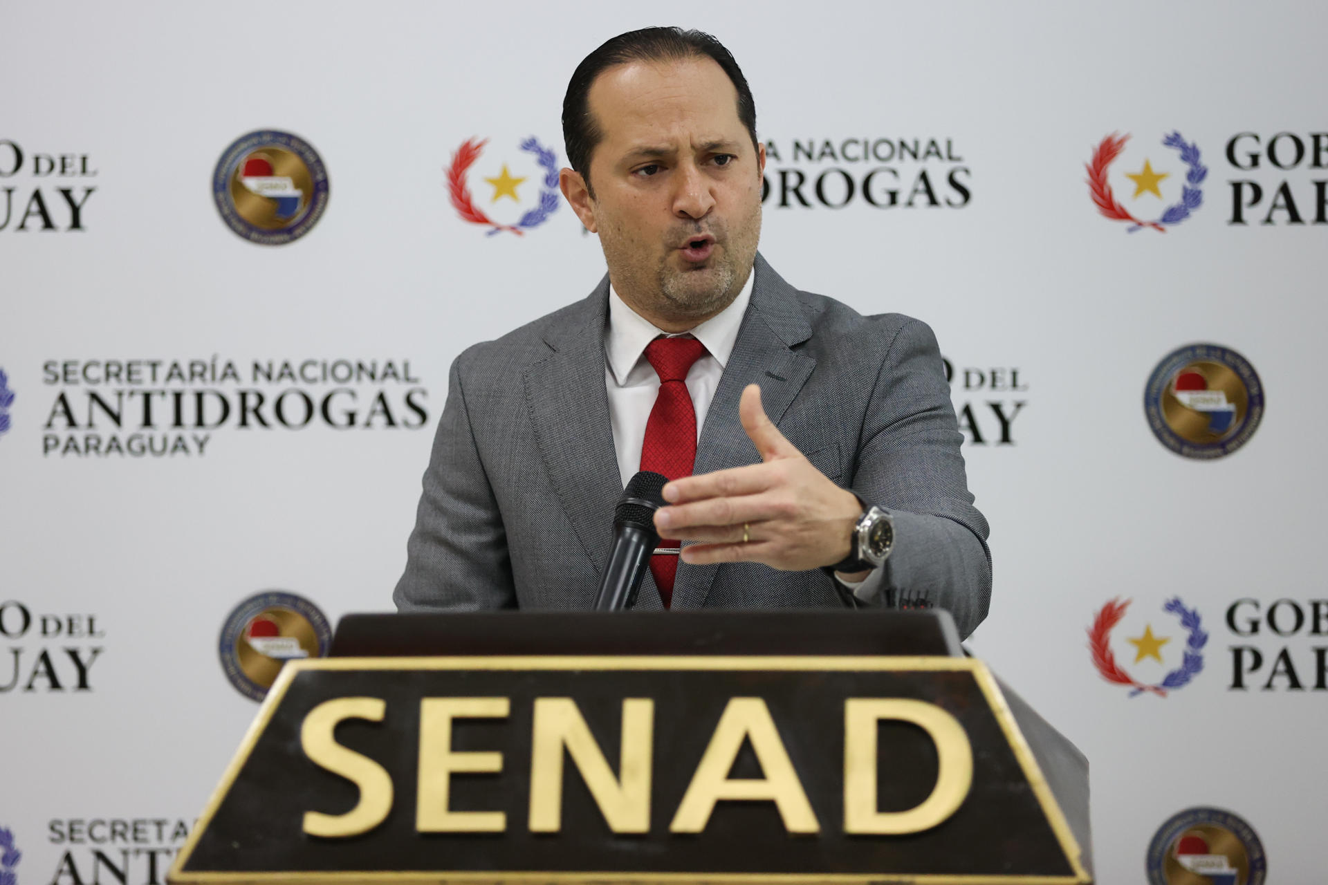 El ministro de la Secretaría Nacional Antidrogas de Paraguay (Senad), Jalil Rachid, durante una conferencia de prensa sobre la captura del ciudadano mexicano Hernán Bermúdez Requena, presunto líder del grupo criminal La Barredora y vinculado al Cartel Jalisco Nueva Generación (CJNG), este lunes 15 de septiembre de 2025, en Asunción (Paraguay). EFE/ Juan Pablo Pino