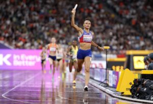 La atleta estadounidense Sydney McLaughlin-Levrone entra en meta tras la prueba de los 4x400m de los Mundiales de atletismo de Tokio, Japón. EFE/EPA/FRANCK ROBICHON