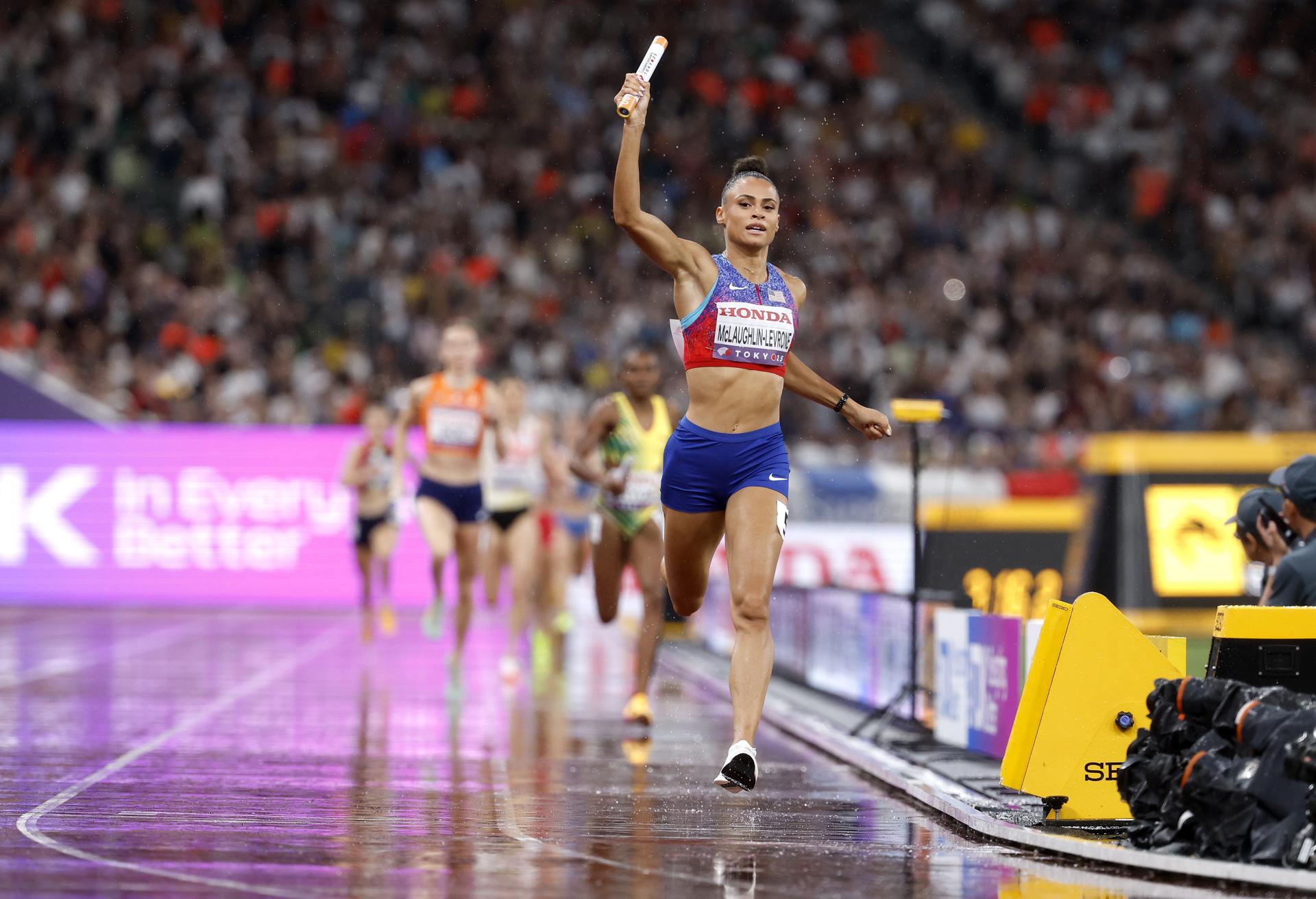 La atleta estadounidense Sydney McLaughlin-Levrone entra en meta tras la prueba de los 4x400m de los Mundiales de atletismo de Tokio, Japón. EFE/EPA/FRANCK ROBICHON