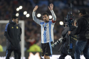 Lionel Messi de Argentina reacciona en un partido por las eliminatorias a la Copa Mundial 2026. EFE/ Juan Ignacio Roncoroni