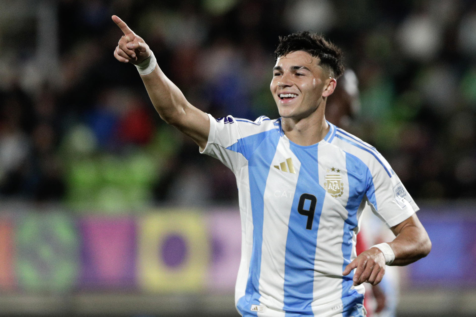 El argentino Alejo Sarco celebra uno de sus dos goles ante Cuba en el partido del Mundial Sub-20 en el Estadio Elías Figueroa en Valparaíso (Chile). EFE/Adriana Thomasa