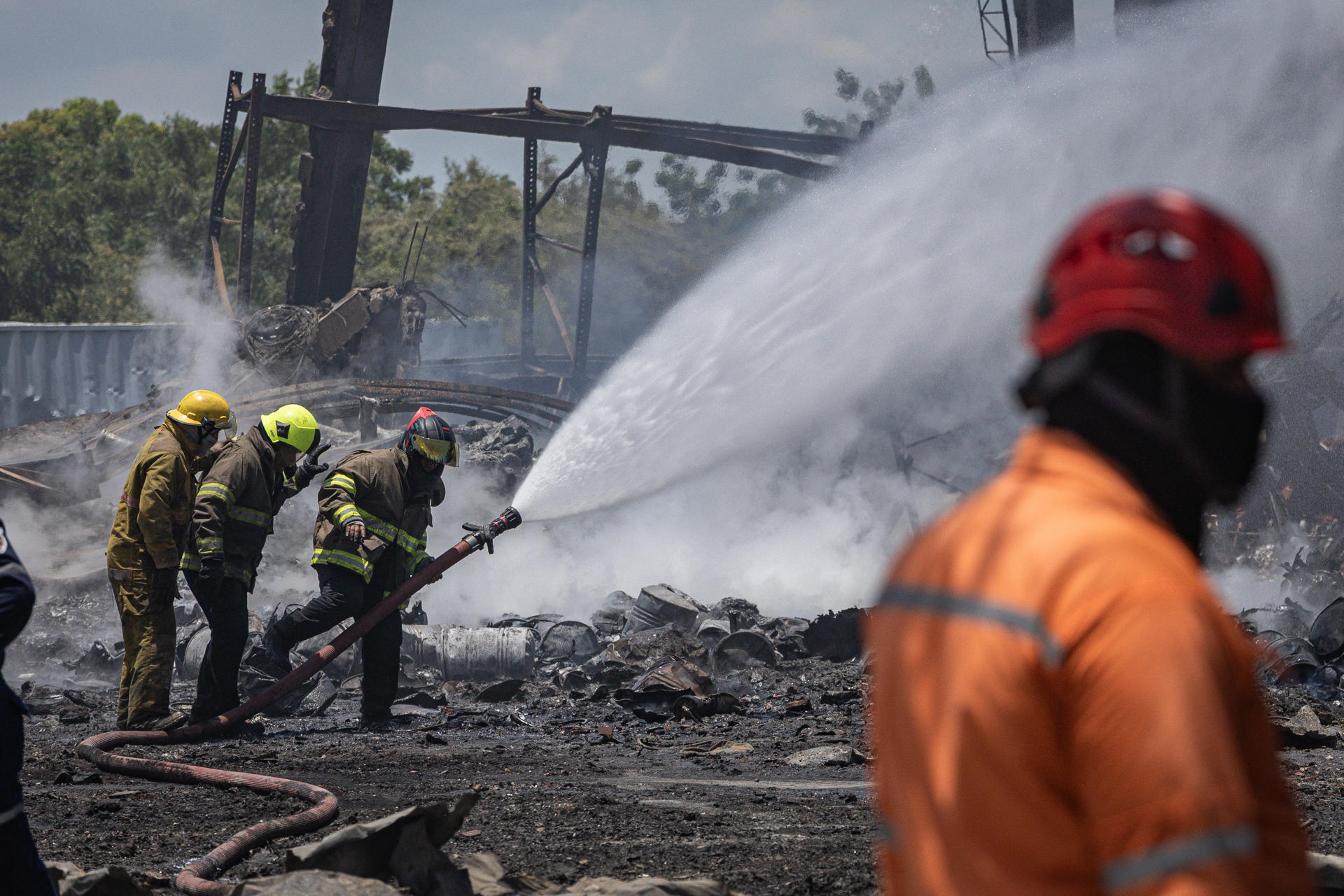 Bomberos intentan controlar un incendio tras la explosión de una fábrica de fuegos artificiales este jueves, en San Francisco (Venezuela). EFE/ Henry Chirinos
