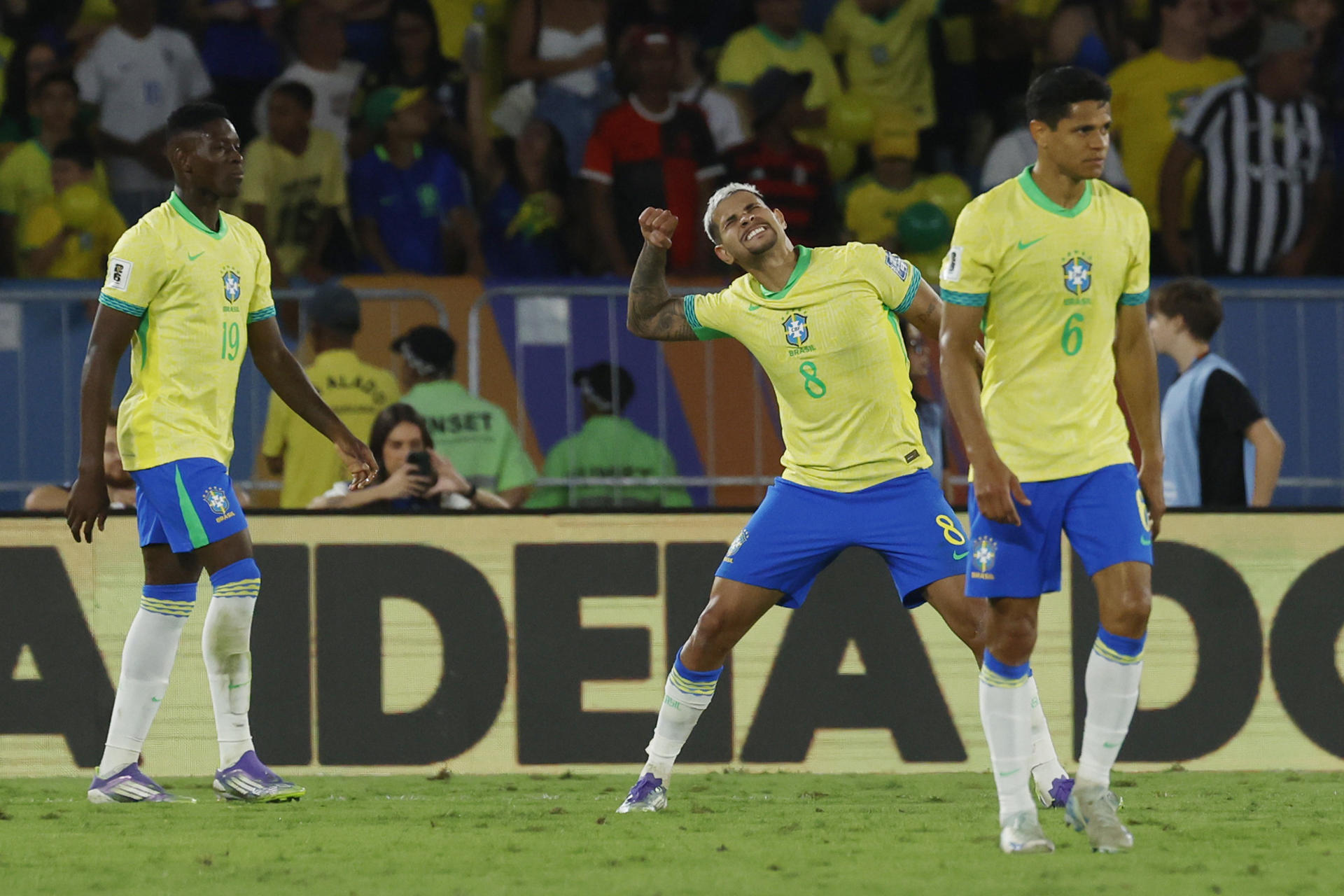 El centrocampista Bruno Guimarães (c) celebra su gol, el tercero que Brasil infligió este jueves a la selección de Chile en el estadio Maracaná de Río de Janeiro. EFE/ Antonio Lacerda
