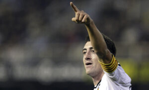 Foto de archivo del 14/01/2012 de Pablo Hernández, como capitán del Valencia. EFE/Kai Försterling