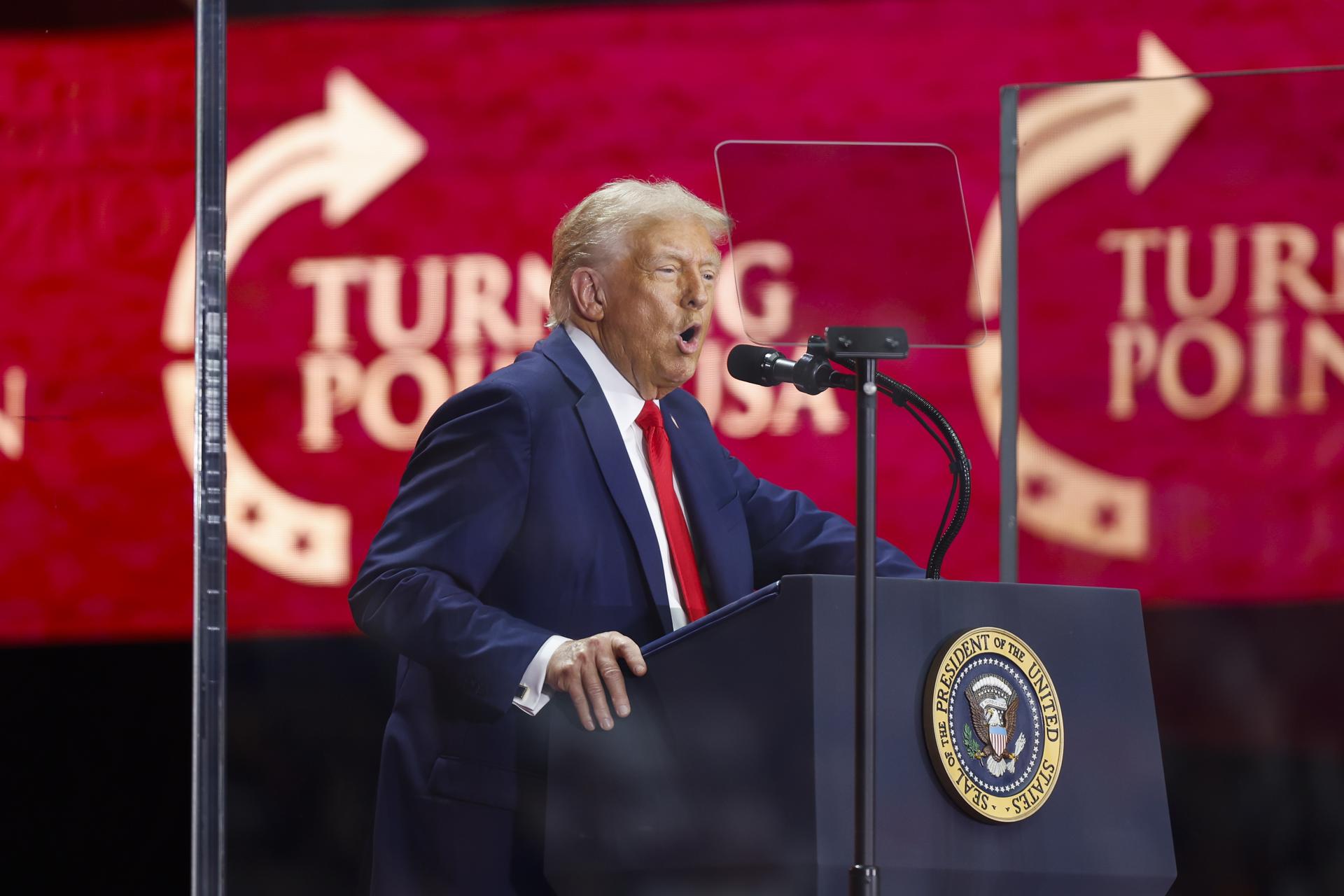 El presidente de Estados Unidos, Donald Trump, habla durante el servicio funerario conmemorativo del activista político Charlie Kirk en el estadio State Farm en Glendale, Arizona. EFE/EPA/CAROLINE BREHMAN
