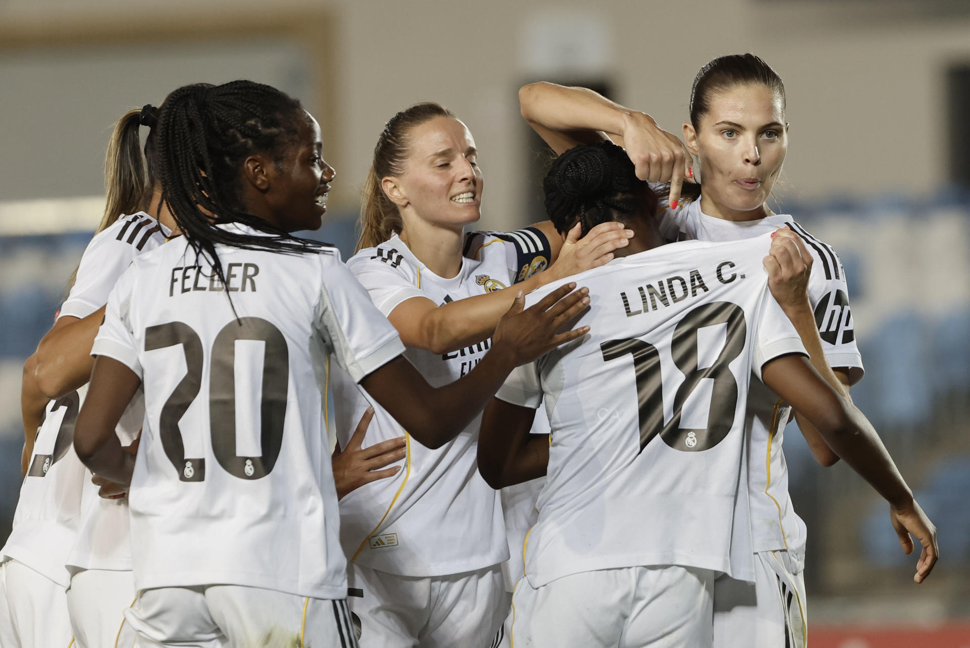 La delantera danesa del Real Madrid Signe Bruun (d) celebra su gol durante el partido de Liga de Campeones femenino que Real Madrid y Eintracht de Fráncfort disputaron en el estadio Alfredo Di Stéfano. EFE/Sergio Pérez
