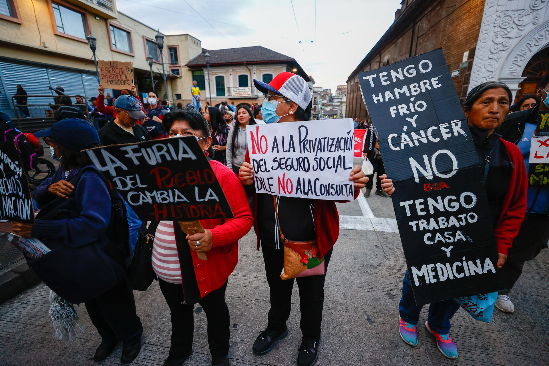 Personas sostienen carteles durante una marcha contra el Gobierno del presidente de Ecuador, Daniel Noboa, este jueves en Quito (Ecuador). EFE/ José Jácome