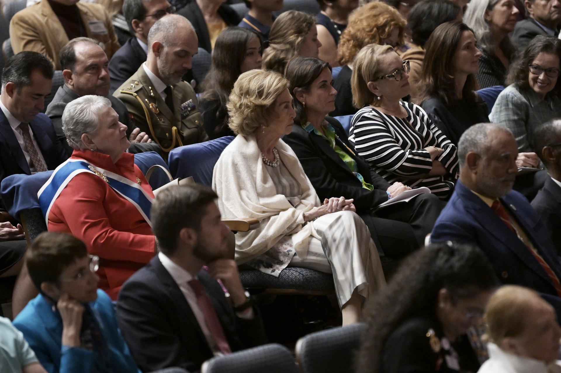 La reina Sofía de España (c) asiste al simposio "España y el nacimiento de la democracia estadounidense" este viernes, en Washington (Estados Unidos). EFE/ Lenin Nolly