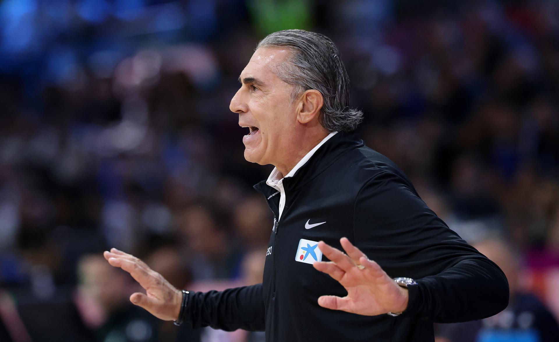 El seleccionador de baloncesto de España, Sergio Scariolo, durante un oartido del Eurobasket 2025. EFE/EPA/GEORGI LICOVSKI