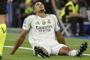 El lateral del Real Madrid Trent Alexander-Arnold se lesiona durante el partido de la primera jornada de la Liga de Campeones que Real Madrid y Olympique de Marsella disputaron en el estadio Santiago Bernabéu. EFE/Sergio Pérez