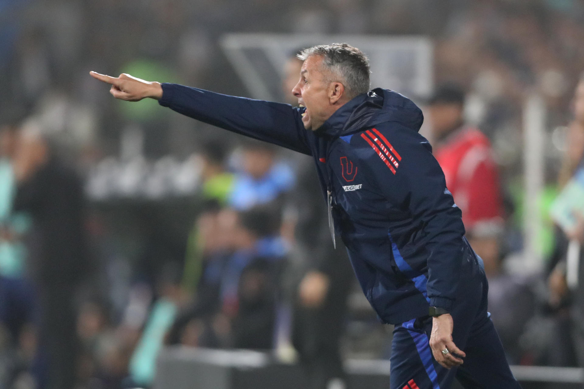 El entrenador de Universidad de Chile, Gustavo Álvarez, reacciona este jueves en el partido de cuartos de final de la Copa Sudamericana ante Alianza Lima en el estadio Alejandro Villanueva. EFE/ Paolo Aguilar
