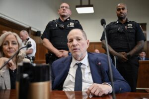 Fotografía de archivo fechada el 11 de junio de 2025 del exproductor de cine Harvey Weinstein compareciendo en la sala de un tribunal mientras un jurado delibera sobre la evidencia en el caso en su contra, en el Tribunal Penal de Manhattan en Nueva York (Estados Unidos). EFE/EPA/ANGELA WEISS