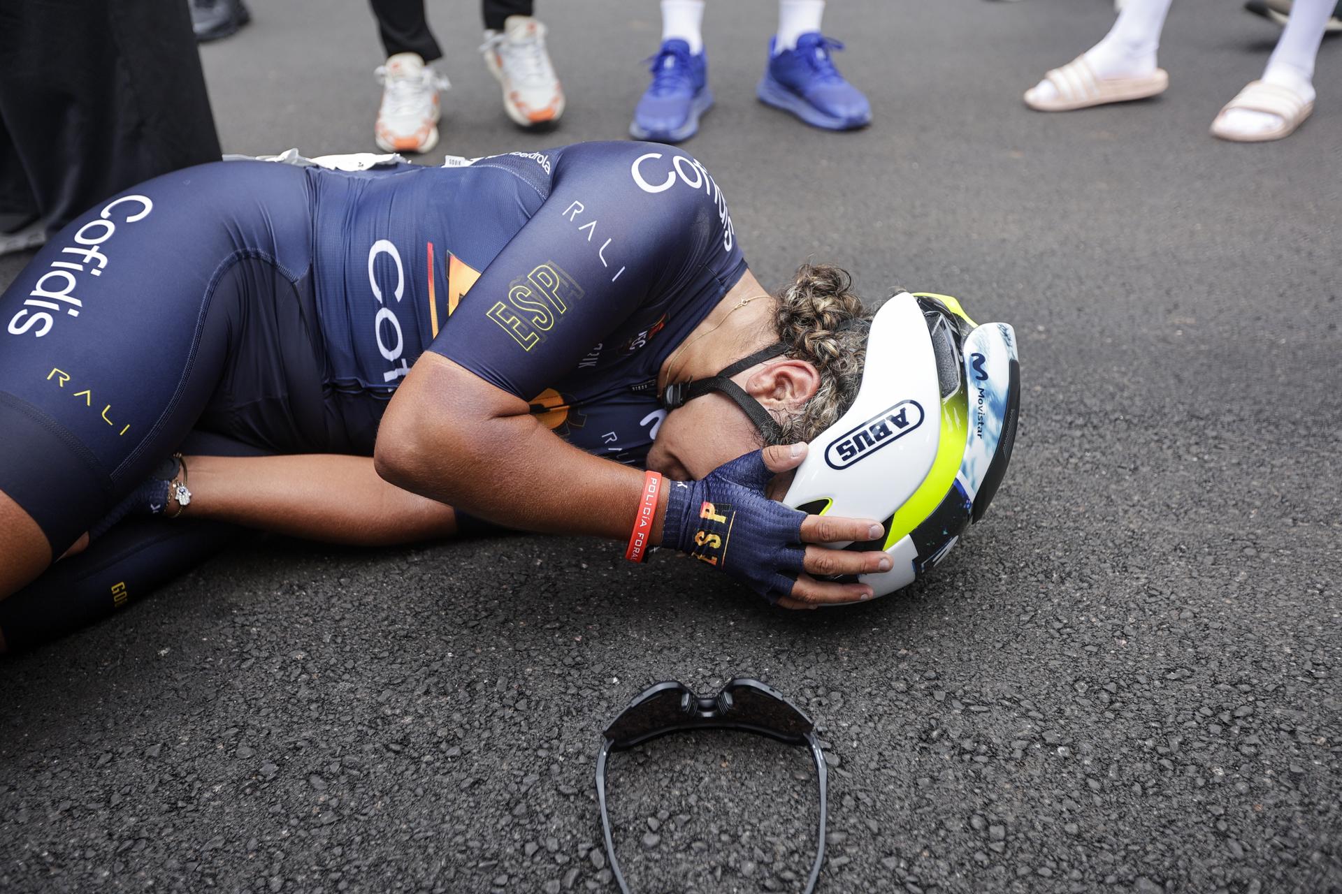 La ciclista española Paula Ostiz Taco después de ganar la carrera femenina junior en los Campeonatos Mundiales de Ciclismo en Ruta de la UCI en Kigali, Ruanda. EFE/EPA/KIM LUDBROOK

