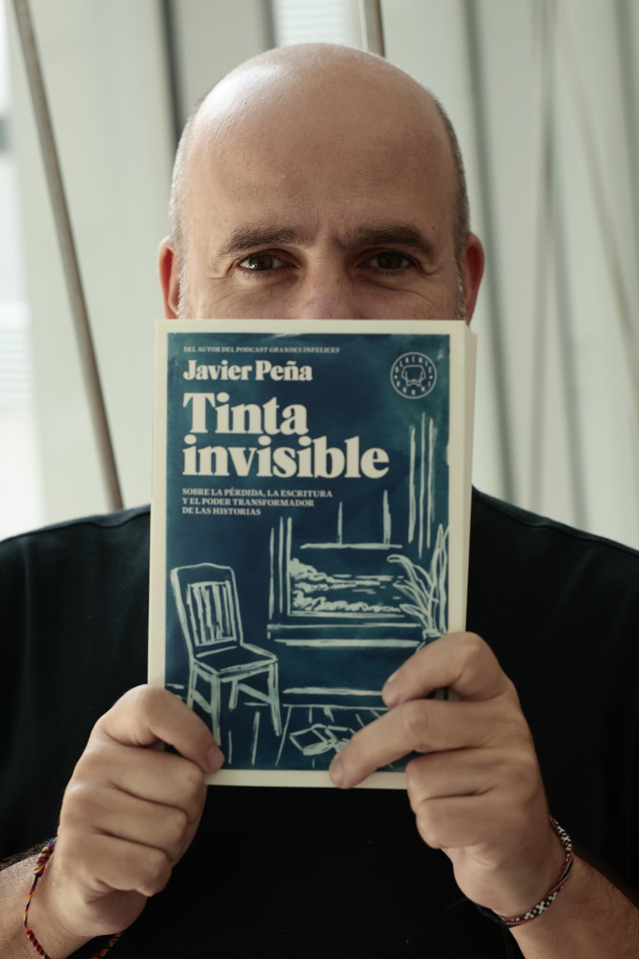 El escritor español Javier Peña posa durante una entrevista con EFE este viernes, en la Ciudad de México (México). EFE/José Méndez
