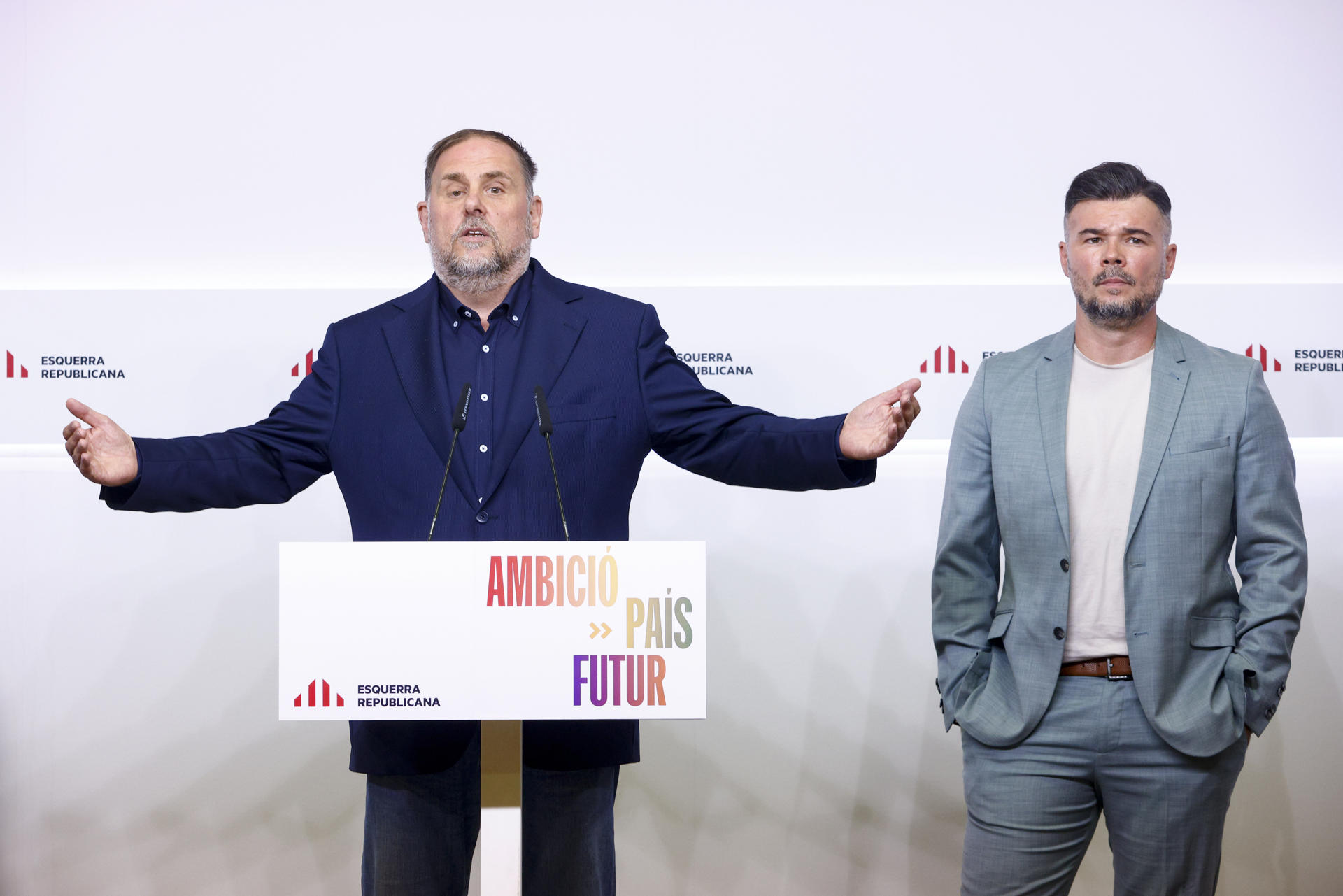 El presidente de ERC, Oriol Junqueras (i), y el portavoz del partido y diputado en el Congreso Gabriel Rufián (d) durante la rueda de prensa que han ofrecido en la sede del partido en Barcelona para explicar su proposición de ley para habilitar a la Agencia Tributaria de Cataluña (ATC) a recaudar el IRPF, una iniciativa que impulsa en solitario por la falta de apoyo del PSOE, al que han reclamado que cumpla con los compromisos asumidos y respalde la reforma. EFE/Quique García
