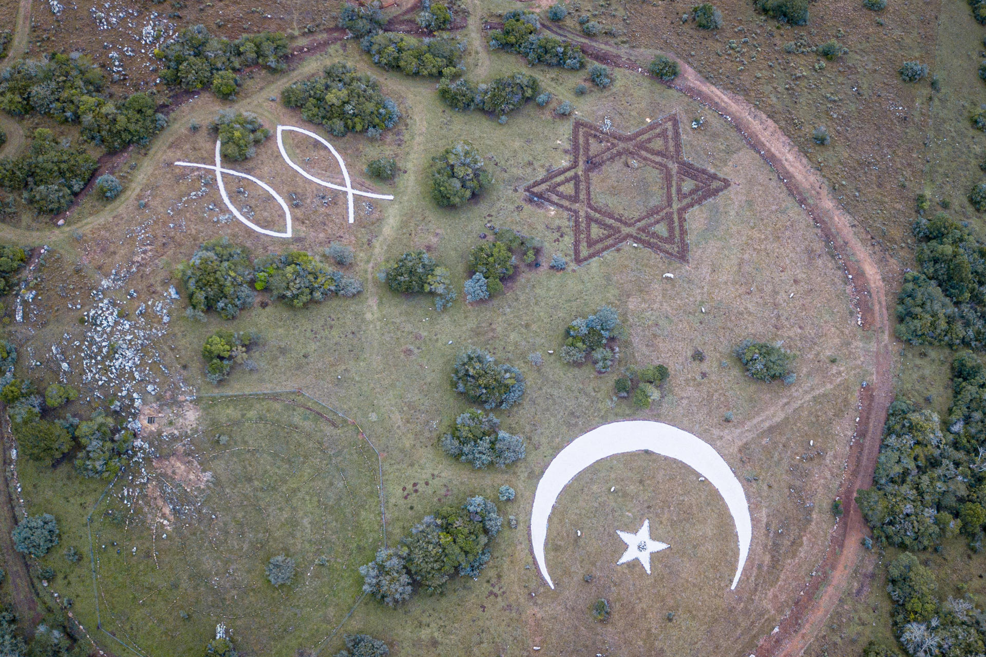 Fotografía aérea que muestra símbolos religiosos este domingo, en Villa Serrana (Uruguay). EFE/ Gastón Britos
