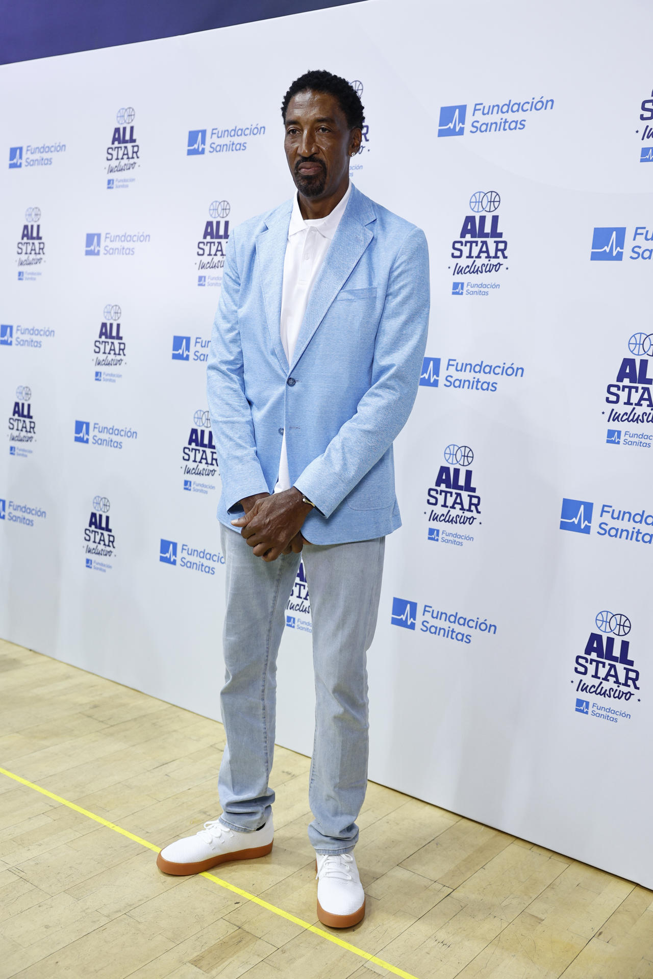 El exbaloncestista estadounidense Scottie Pippen posa a su llegada al primer All Star Inclusivo de baloncesto, en el que jugadores a pie y en silla de ruedas compartirán equipo y cancha, este jueves en Madrid. EFE/ Rodrigo Jiménez
