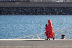 Imagen de archivo un hombre y un menor en el puerto de Arrecife. EFE/ Adriel Perdomo