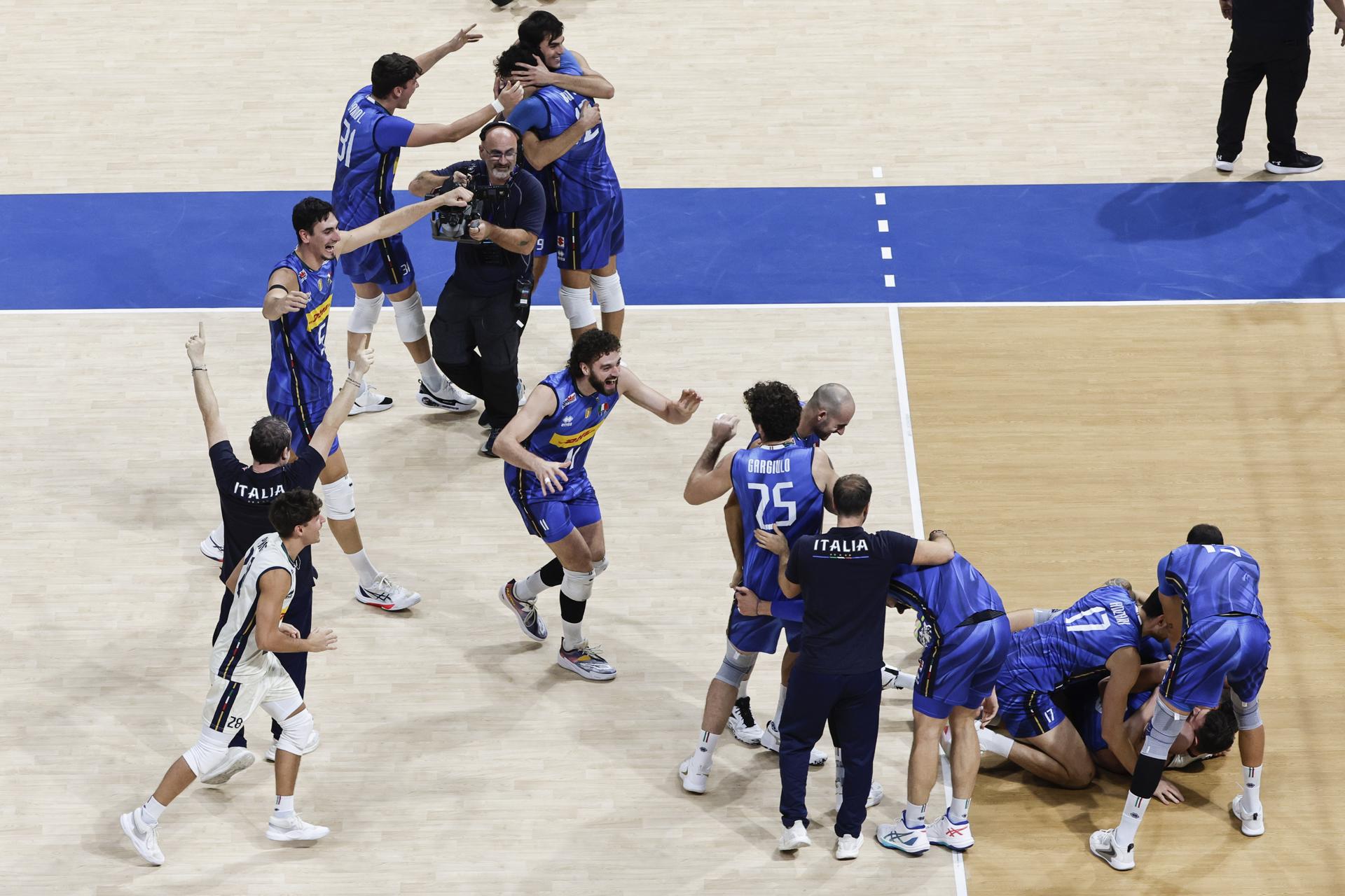 Los jugadores de Italia celebran después de ganar contra Bulgaria la final del Campeonato Mundial de Voleibol Masculino en el Mall of Asia Arena en Pasay City, Metro Manila, Filipinas. EFE/EPA/ROLEX DELA PENA
