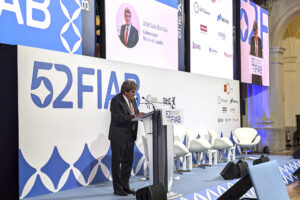 El gobernador del Banco de España, José Luis Escrivá, asiste a la clausura de la 52º Asamblea General y Reunión Anual de la Federación Iberoamericana de Bolsas (FIAB) en Madrid, este jueves. Escrivá ha asegurado este jueves que empiezan a percibirse algunas señales de cambio en la posición dominante del dólar, lo que abre la puerta a un sistema menos sesgado hacia una sola divisa y puede suponer "una oportunidad para un mayor papel del euro". EFE/Vega Alonso