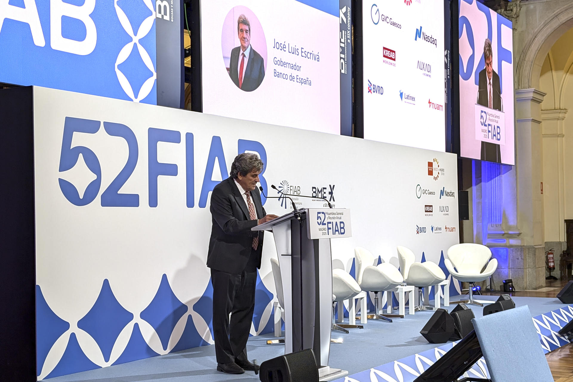 El gobernador del Banco de España, José Luis Escrivá, asiste a la clausura de la 52º Asamblea General y Reunión Anual de la Federación Iberoamericana de Bolsas (FIAB) en Madrid, este jueves. Escrivá ha asegurado este jueves que empiezan a percibirse algunas señales de cambio en la posición dominante del dólar, lo que abre la puerta a un sistema menos sesgado hacia una sola divisa y puede suponer "una oportunidad para un mayor papel del euro". EFE/Vega Alonso