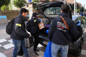 Los Mossos d'Esquadra llevan a cabo desde primeras horas de la mañana de este jueves en Mataró (Barcelona) un dispositivo, con varias entradas y registros, contra un grupo criminal que compraba móviles robados en toda España y en Europa. EFE/ Alejandro García