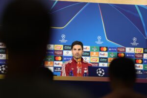 El entrenador del Arsenal, Mikel Arteta, en rueda de prensa previa al partido del martes ante el Athletic de Bilbao en San Mamés, choque de la primer jornada de la Fase de Liga de la Liga de Campeones.EFE/Luis Tejido