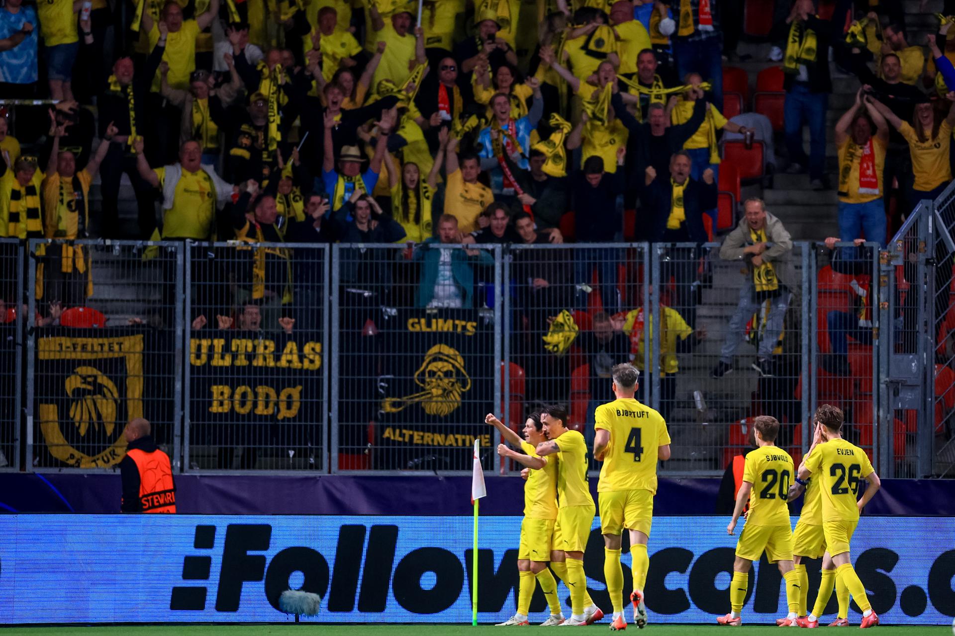 Los jugadores deel Bodo/Glimt celebran el gol de Sondre Brunstad Fet durante el partido de la fase de liga de la UEFA Champions League que han jugado Slavia Praha y FK Bodo/Glimt en Praga República Checa. EFE/EPA/MARTIN DIVISEK
