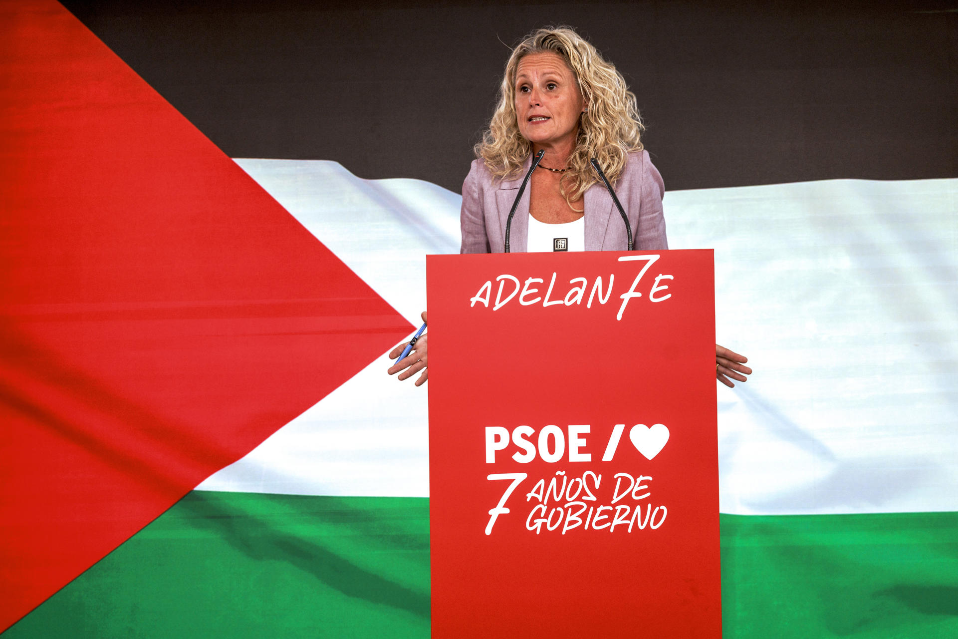 La portavoz de la Comisión Ejecutiva Federal del PSOE, Montse Mínguez, ofrece una rueda de prensa tras la reunión de la comisión ejecutiva del partido celebrada este lunes en la sede de Ferraz en Madrid. EFE/Sergio Pérez