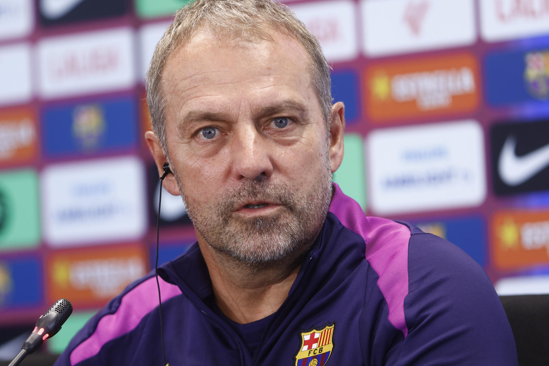 El entrenador del FC Barcelona Hansi Flick, atiende a los medios de comunicación tras el entrenamiento del primer equipo en las instalaciones de Sant Joan Despí previo al partido de la séptima jornada de LaLiga EA Sports contra la Real Sociedad. EFE/Quique García
